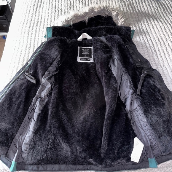 Hollister Women's Green Down Coat with Faux Fur Hood - Picture 3 of 11